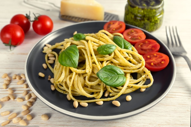 pesto di pasta tradizionale italiana con forchetta e ingredienti