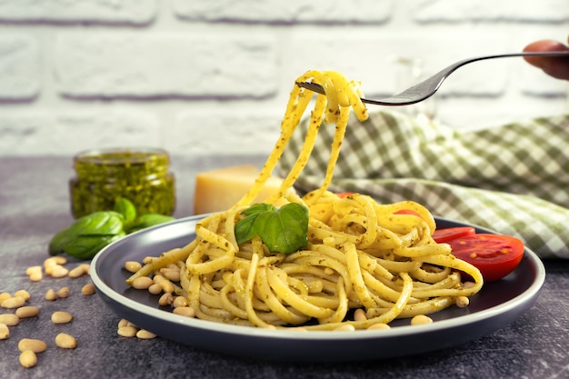 pesto di pasta tradizionale italiana con forchetta e ingredienti