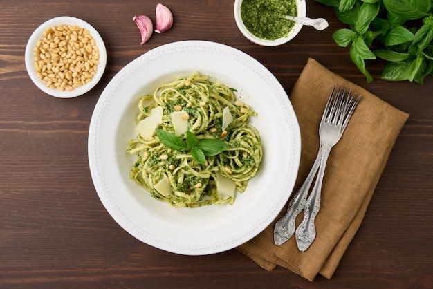 Pesto di pasta verde italiano tradizionale con basilico aglio pinoli e parmigiano