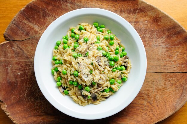 Pesto di piselli verdi e pasta all'orzo e funghi saltati