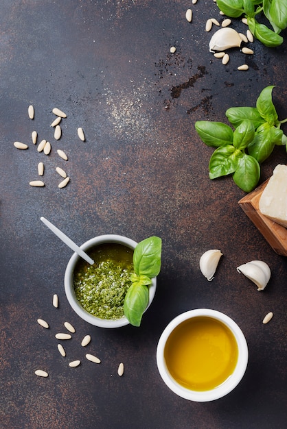 Pesto fresco italiano con basilico