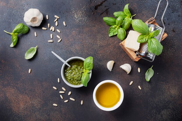 Pesto fresco italiano con basilico