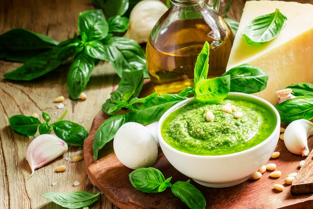 Pesto in ciotola fuoco selettivo