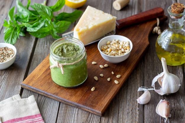 Pesto italiano su un fondo di legno. Cucina nazionale. Mangiare sano. Cibo vegetariano.