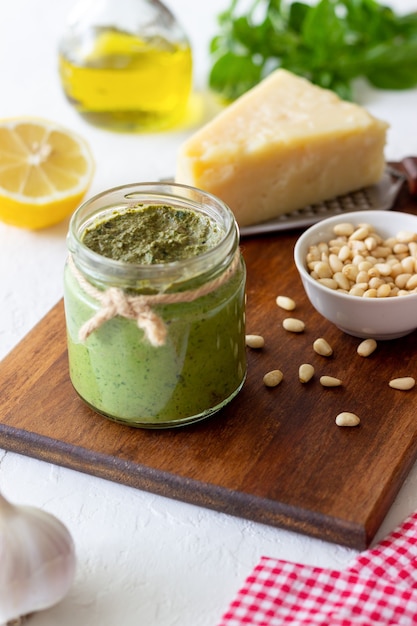 Pesto italiano su un fondo di legno. Cucina nazionale. Mangiare sano. Cibo vegetariano.