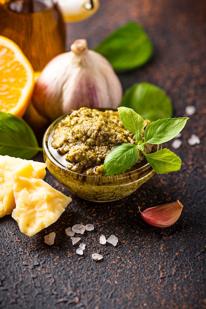 Pesto italiano tradizionale fatto in casa