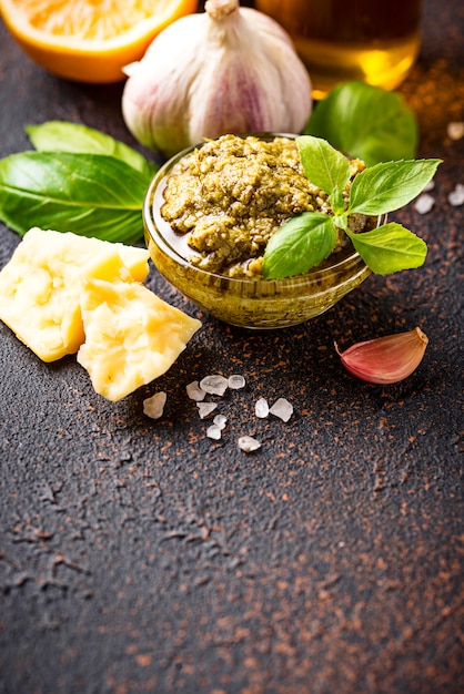 Pesto italiano tradizionale fatto in casa