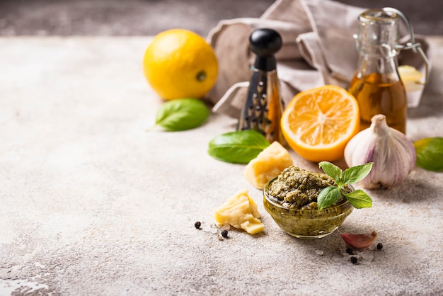 Pesto italiano tradizionale fatto in casa