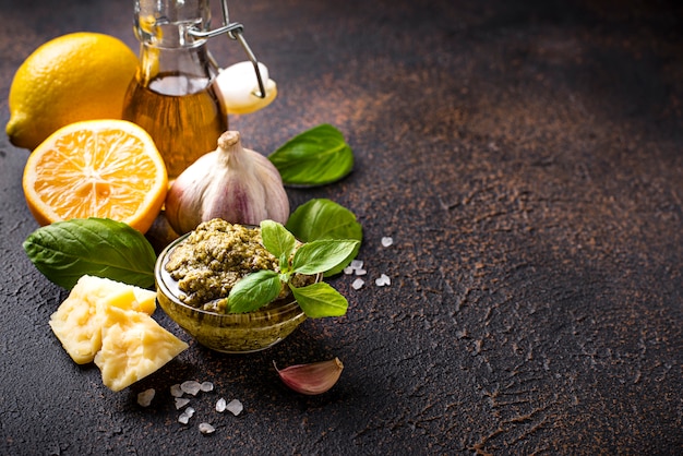 Pesto italiano tradizionale fatto in casa