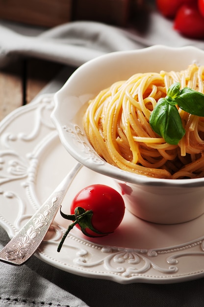 Pesto rosso siciliano tradizionale con pomodoro