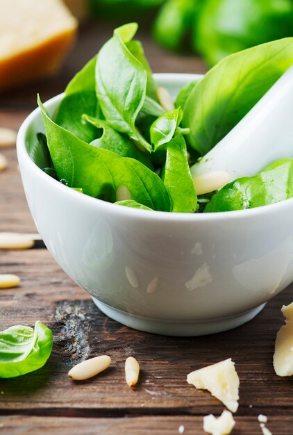 Pesto tradizionale italiano sul tavolo di legno