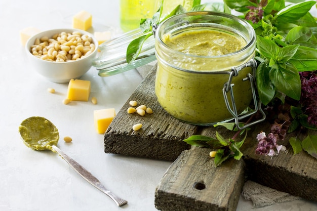 Pesto verde basilico parmigiano e pinoli su un tavolo di pietra o ardesia Sana cucina italiana