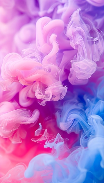 Petali di inchiostro rosa viola e blu elettrico si mescolano nell'arte acquatica liquida