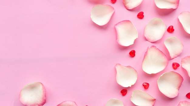Petali di rosa bianca su sfondo rosa pastello sfondo astratto di San Valentino o di matrimonio Copia lo spazio per il testo