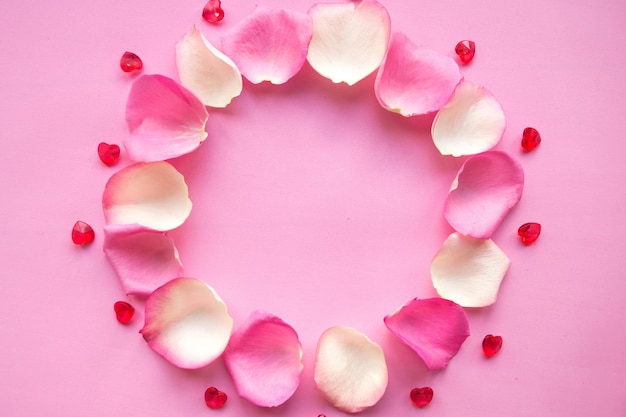 Petali di rosa cornice rotonda modello concetto d'amore