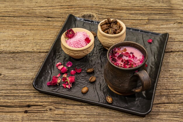 Petali di rosa e zucchero in polvere aromatico e chicchi di caffè