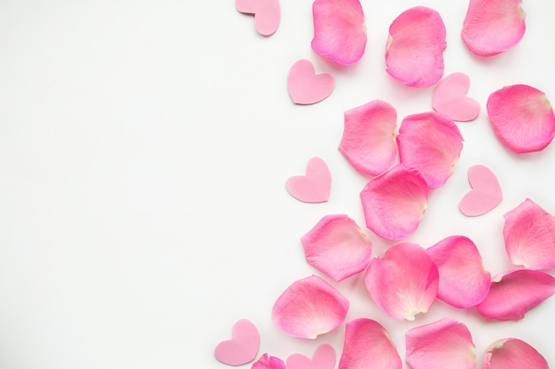 Petali di rosa su sfondo bianco concetto di San Valentino
