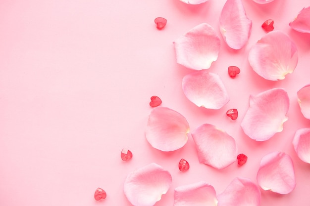 petali di rosa su sfondo rosa Copia lo spazio per il testo