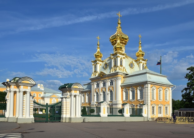 Peterhof russia09012020 il grande palazzo la costruzione della chiesa in stile barocco nella piazza del palazzo monumento dell'architettura russa del xviii secolo sito unesco