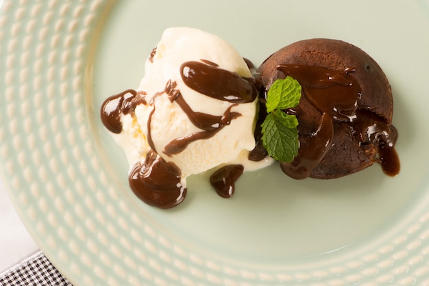 Petit gateau con foglia di menta