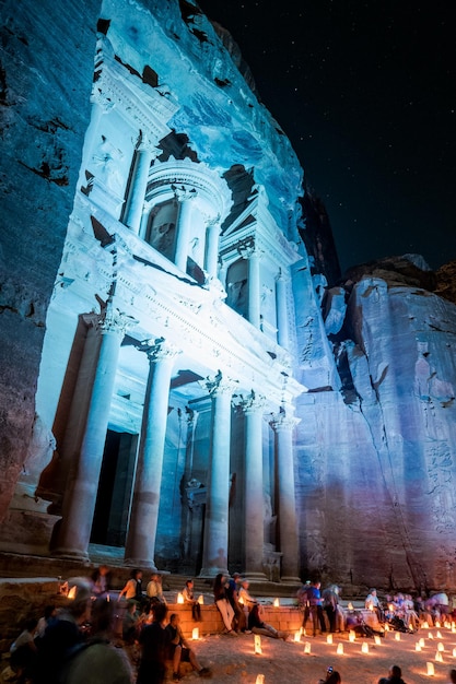 Petra colorata di notte ad AlKhazneh o al Tesoro Petra Wadi Musa Giordania