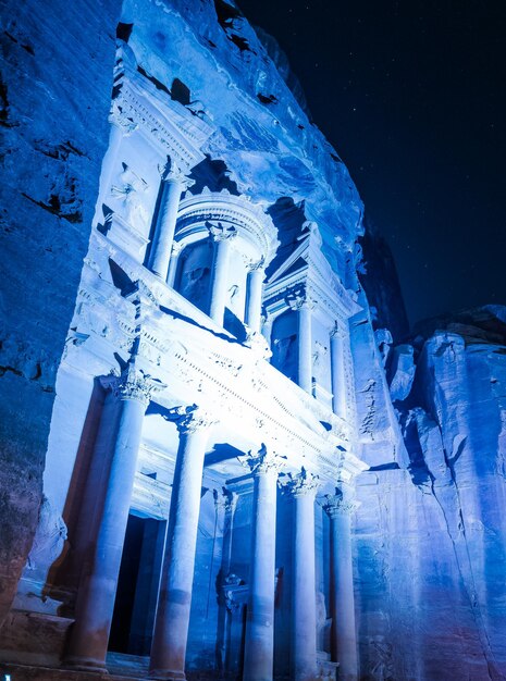 Petra colorata di notte ad AlKhazneh o al Tesoro Petra Wadi Musa Giordania