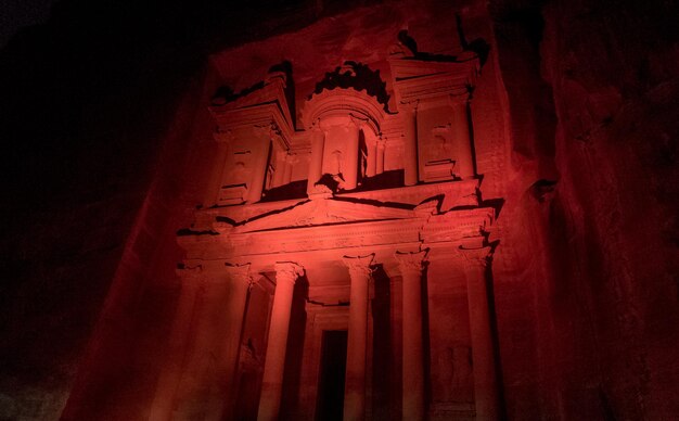 Petra colorata di notte ad AlKhazneh o al Tesoro Petra Wadi Musa Giordania