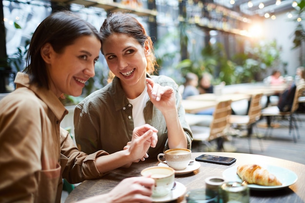 Pettegolare sulle persone nel caffè