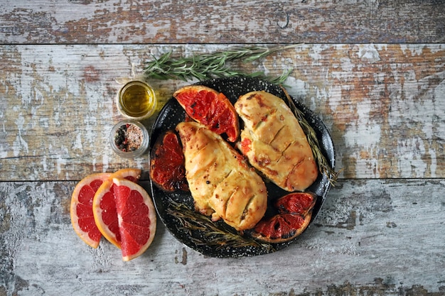 Petti di pollo al forno con pompelmo e rosmarino.