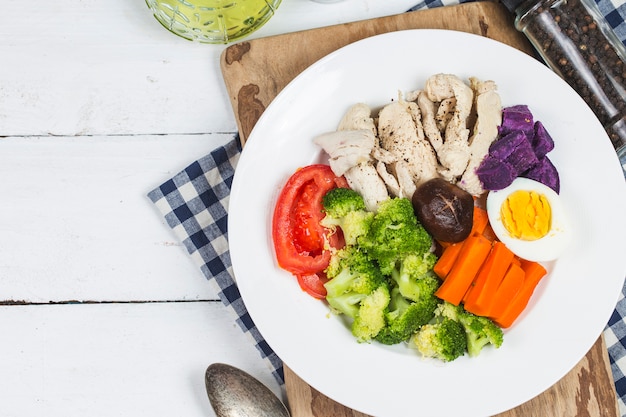 Petti di pollo bolliti e verdure con concetti sportivi e dietetici.