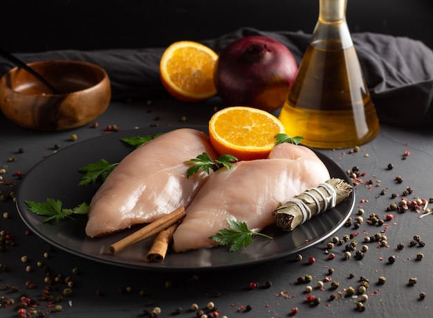 Petti di pollo crudi preparati per la cottura con ingredienti