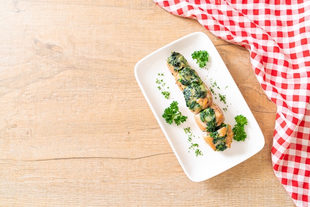 Petti di pollo ripieni di spinaci e formaggio sul piatto