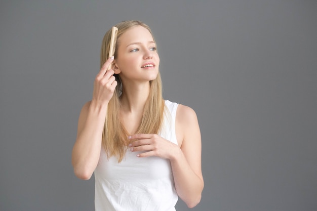 Pettine per capelli donna. Problemi con i capelli. Colpo dello studio.