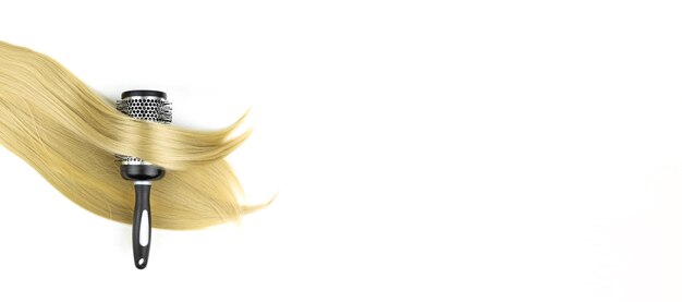 Pettine per separare i capelli e la sezione dei fermagli per capelli modello con spazio per la copia Brillare i capelli biondi lunghi con la spazzola rotonda dopo il trattamento termale
