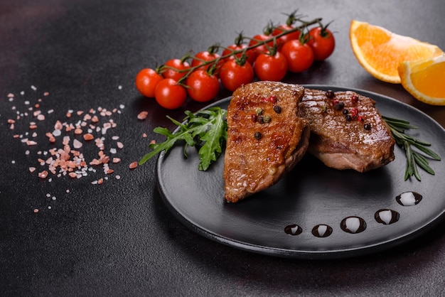 Petto d'anatra al forno con erbe e spezie. Carne fritta pronta da mangiare