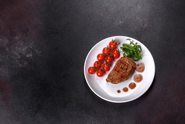 Petto d'anatra al forno con erbe e spezie su un tavolo scuro. Carne fritta pronta da mangiare