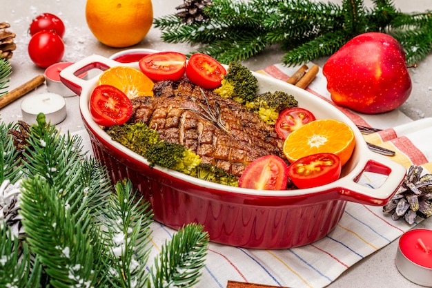 Petto d'anatra al forno con verdure e salsa. Concetto di cena di Natale, impostazione della tabella di Capodanno.