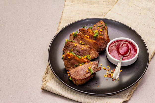 Petto d'anatra arrosto e brasato con salsa di bacche agrodolce