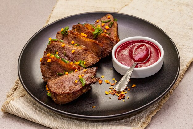 Petto d'anatra arrosto e brasato con salsa di bacche agrodolce