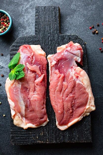 Petto d'anatra carne cruda pollame porzione grigliata