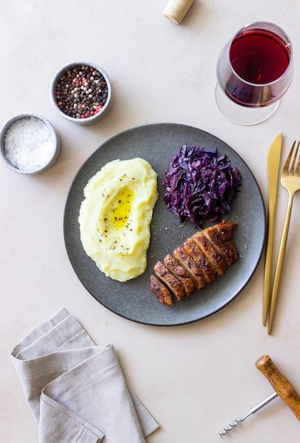 Petto d'anatra con purè di patate e cavolo rosso