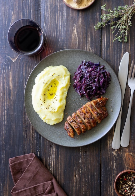 Petto d'anatra con purè di patate e cavolo rosso