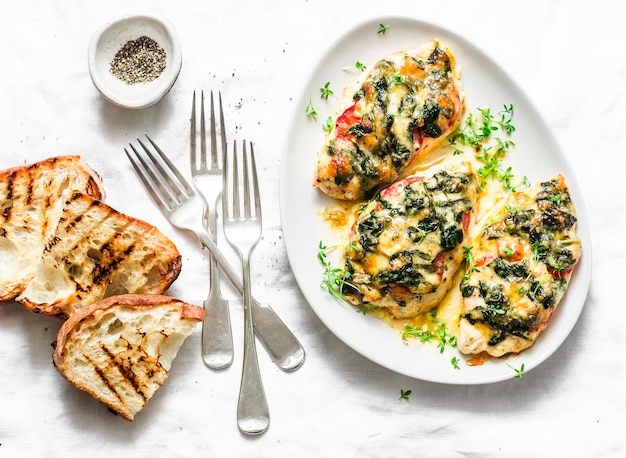 Petto di pollo al forno con pomodori, spinaci e mozzarella delizioso pranzo dietetico