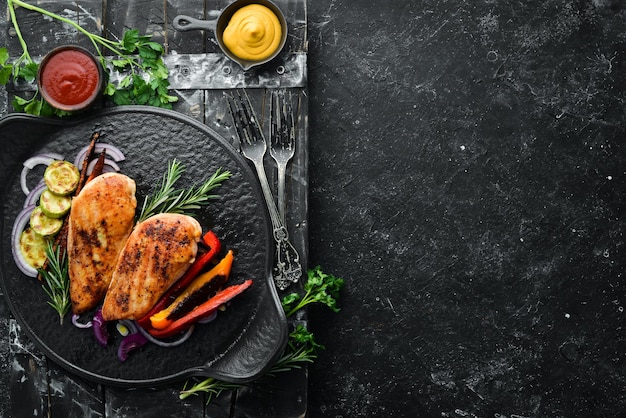 Petto di pollo al forno con spezie e rosmarino Vista dall'alto BBQ