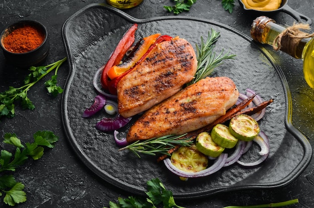 Petto di pollo al forno con spezie e rosmarino Vista dall'alto BBQ