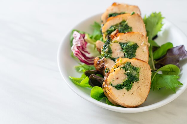 Petto di pollo al forno ripieno di formaggio e spinaci