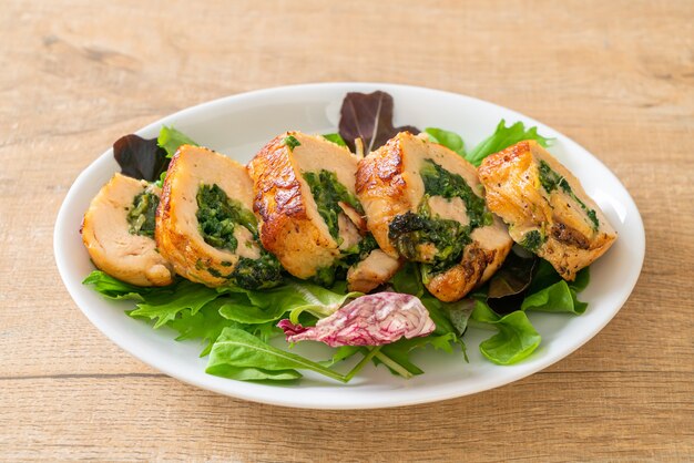 Petto di pollo al forno ripieno di formaggio e spinaci