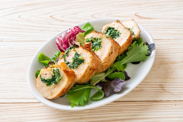 Petto di pollo al forno ripieno di formaggio e spinaci