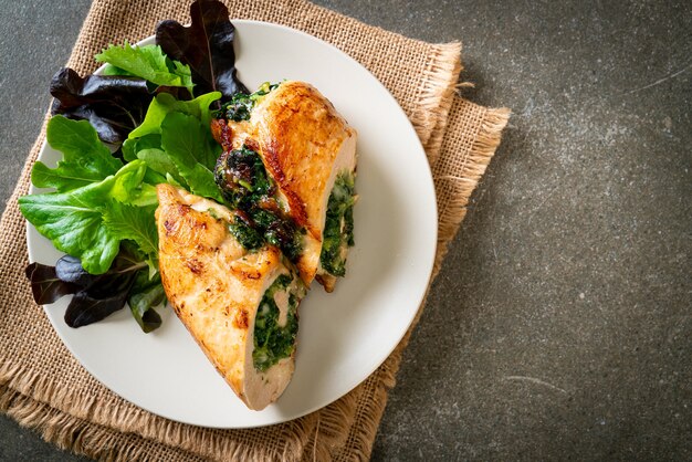 Petto di pollo al forno ripieno di formaggio e spinaci