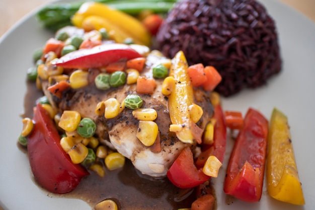 Petto di pollo al vapore con risotto cotto.